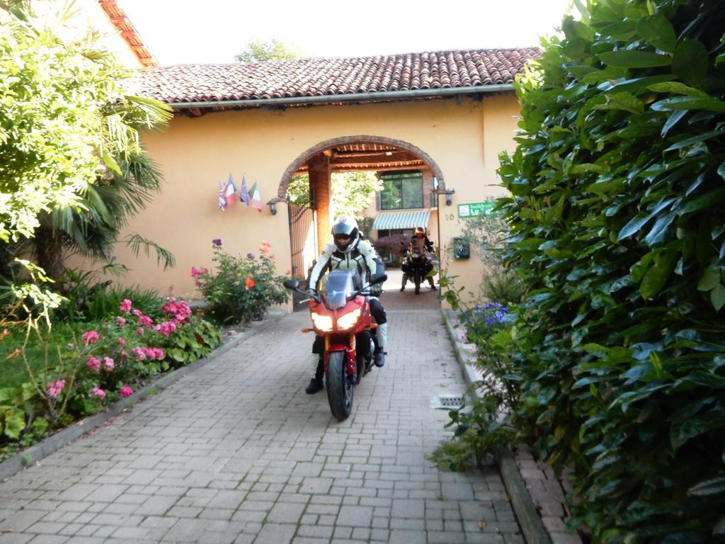 Bed&Breakfast La Siepe Pinerolo Bagian luar foto